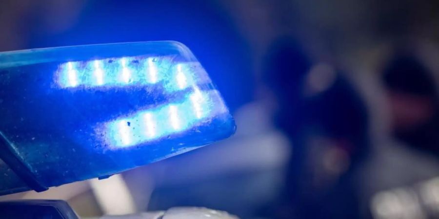 In einem Mehrfamilienhaus in Lüneburg wurde eine tote Frau entdeckt. (Symbolbild). Foto: Stefan Sauer/dpa
