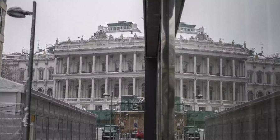 Das Palais Coburg in Wien spiegelt sich an einer Fensterfassade. Foto: Michael Gruber/AP/dpa