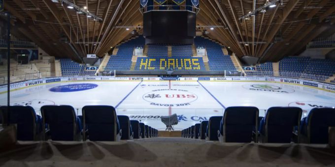 Die Ränge im Stadion des HC Davos bleiben in der Altjahrs-Woche leer. Der Spengler Cup wurde nach einem Ausbruch des Coronavirus abgesagt. HC Davos Coronavirus
