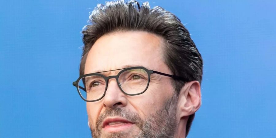 Hugh Jackman geht es nach einer Infektion mit dem Coronavirus den Umständen entsprechend gut.