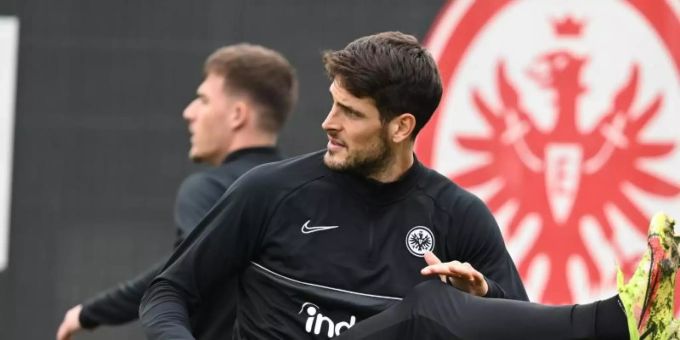 Gonçalo Paciência (r) wird Eintracht Frankfurt vorerst fehlen. Foto: Arne Dedert/dpa Gonçalo Paciência (r) wird Eintracht Frankfurt vorerst fehlen. Foto: Arne Dedert/dpa