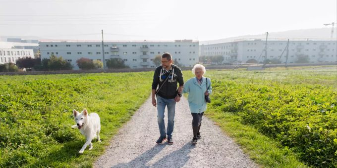 Martha Geiger wird regelmässig von ihrem Betreuer vom Entlastungsdienst Schweiz für einen Spaziergang abgeholt. Martha Geiger hat Demenz und lebt bei ihrer Tochter. Die Spaziergänge sind für Martha Geiger eine Abwechslung und für die Tochter eine kurze Verschnaufpause von der Betreuungsarbeit.