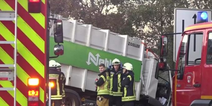 Feuerwehrleute an der Unfallstelle im friesischen Jever. Foto: Andre van Elten/TNN/dpa Feuerwehrleute an der Unfallstelle im friesischen Jever. Foto: Andre van Elten/TNN/dpa