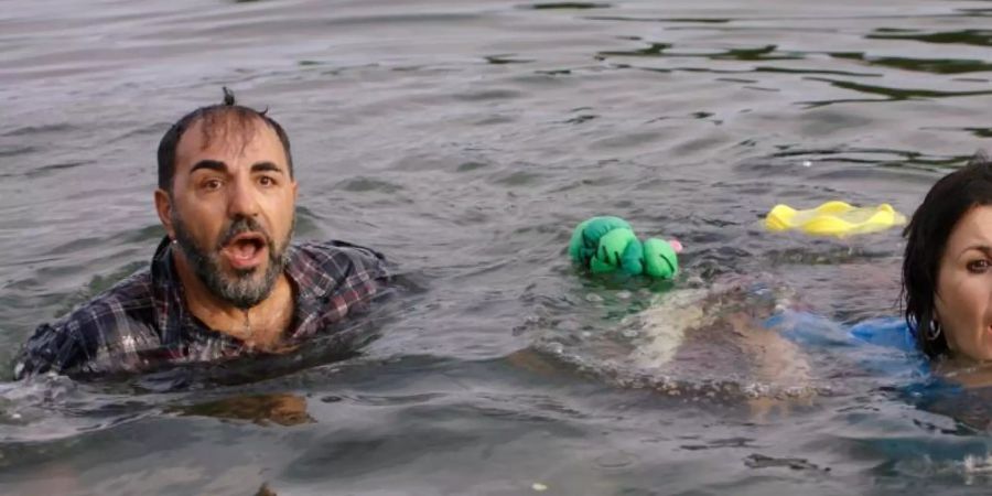 Toni (Adnan Maral) und Farah (Şiir Eloğlu) gehen unfreiwillig baden. Foto: ARD Degeto/Yalla Productions/dpa