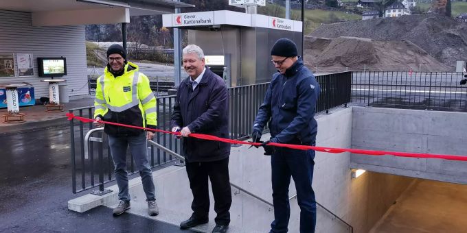 Gemeindepräsident Thomas Kistler und Vizepräsident Bruno Gallati durchschneiden zusammen mit Hanspeter Schiesser (Abteilungsleiter Tiefbau Infrastruktur und Projekte) das rote Band. GalrusNord