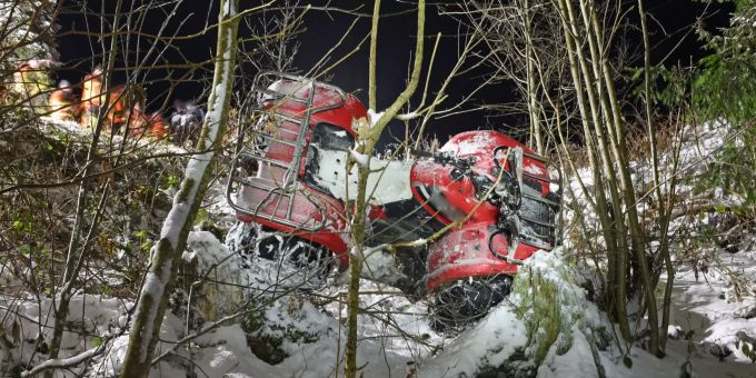 Zwei Männer wurden verletzt und mussten durch die Rettungskräfte in unwegsamen Gelände geborgen werden. Unfall