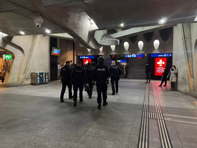 Die Polizei nahm eine Person fest. polizei