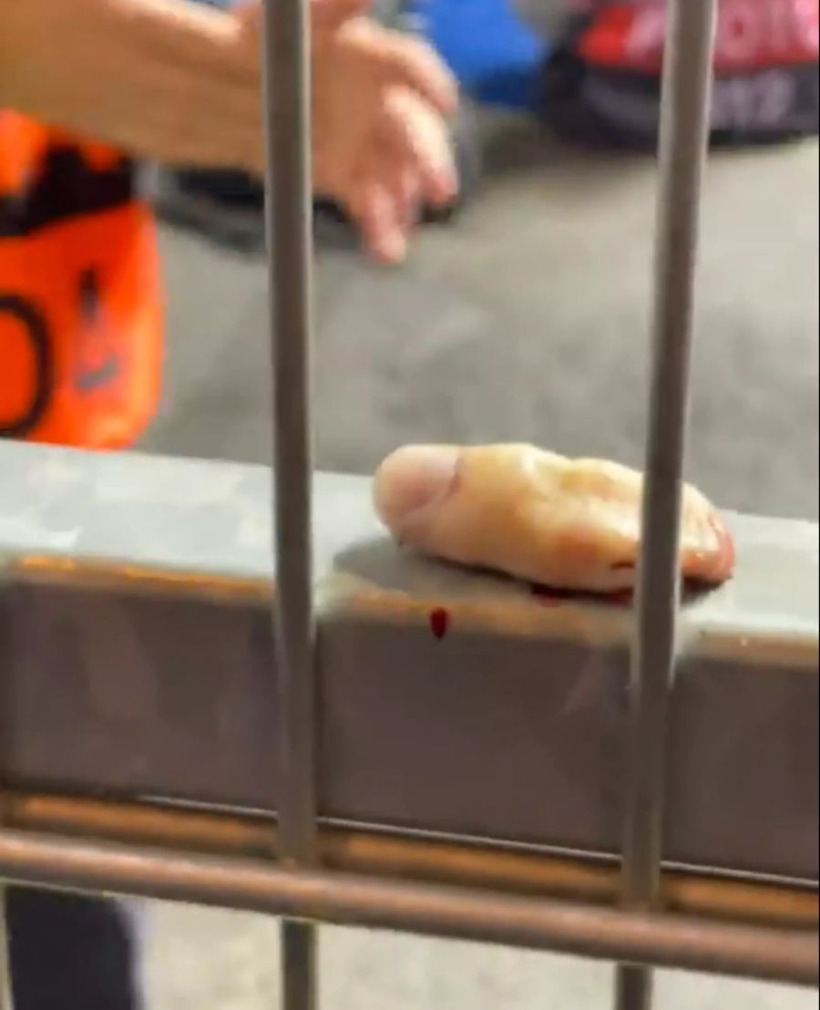 Ein Ordner legt den Finger auf die Absperrung.