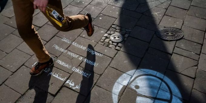 Hinweis zum Maske-Tragen auf einer Strasse in Berlin Hinweis zum Maske-Tragen auf einer Strasse in Berlin