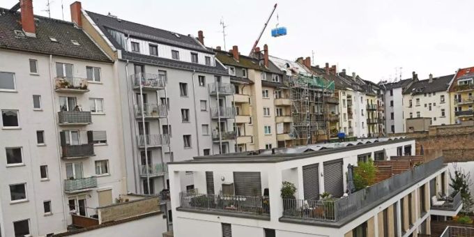 Blick von der Dachgeschosswohnung in der Mainzer Neustadt auf einen Neubau im Innenhof. Foto: Peter Zschunke/dpa-Zentralbild/dpa Blick von der Dachgeschosswohnung in der Mainzer Neustadt auf einen Neubau im Innenhof. Foto: Peter Zschunke/dpa-Zentralbild/dpa