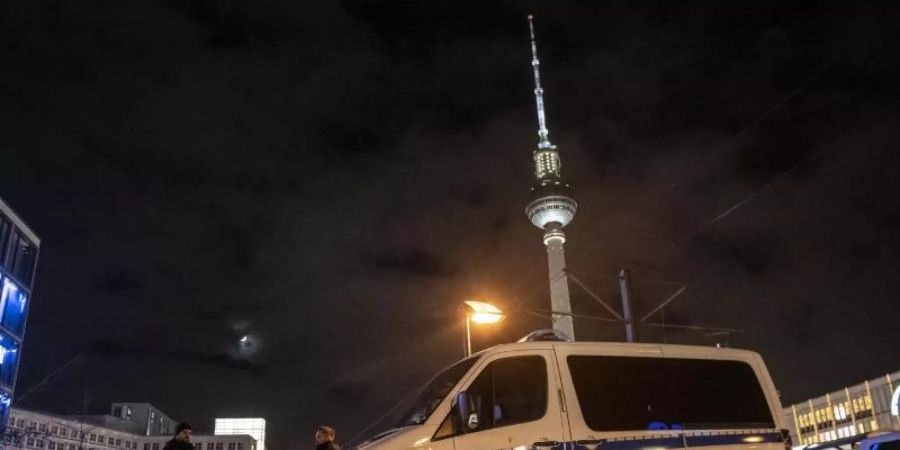 Der Berliner Alexanderplatz wird an Silvester zur Böllerverbotszone. Foto: Paul Zinken/dpa