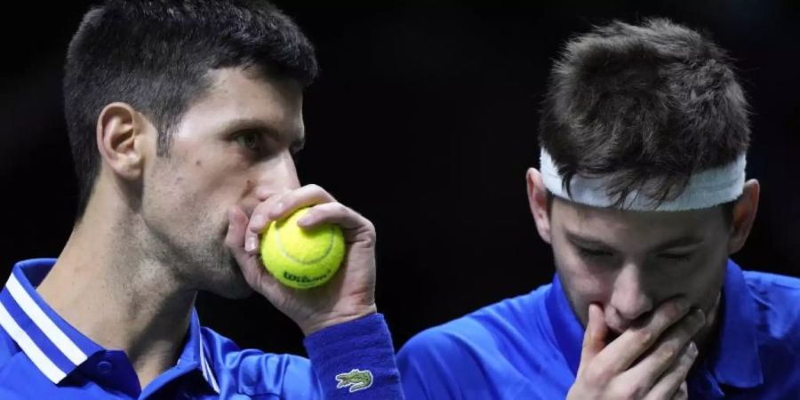 Hat das Doppel gegen Kroatien verloren: Der Serbe Novak Djokovic (l) flüstert mit seinem Teamkollegen Filip Krajnovic. Foto: Bernat Armangue/AP/dpa