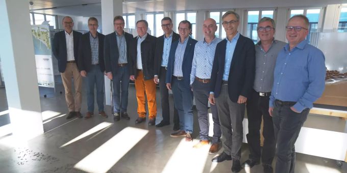 (von links nach rechts): Walter Lipp, Baar, Stefan Hermann, Walchwil, Daniel Schillig, Neuheim, Josef Ribary, Unterägeri, Peter Hausherr, Risch (Präsident), Georges Helfenstein, Cham, Andreas Etter, Menzingen, Karl Kobelt, Stadt Zug, Hans Staub, Steinhausen und Marcel Güntert, Oberägeri. Es fehlt: Renate Huwyler (Hünenberg).
