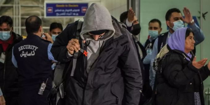 Ein Mann geht durch das Ankunftsterminal am Internationalen Flughafen Erbil nach seiner Landung an Bord eines Rückführungsfluges, welches von der irakischen Regierung entsandt wurde. Ein erster Sonderflug mit irakischen Migranten an Bord ist am Donnerstag in Belarus gestartet. Die Maschine mit Ziel Bagdad hob am Nachmittag vom Flughafen der Hauptstadt Minsk ab, wie der Airport auf seiner Internetseite mitteilte. Foto: Ismael Adnan/dpa Ein Mann geht durch das Ankunftsterminal am Internationalen Flughafen Erbil nach seiner Landung an Bord eines Rückführungsfluges, welches von der irakischen Regierung entsandt wurde. Ein erster Sonderflug mit irakischen Migranten an Bord ist am Donnerstag in Belarus gestartet. Die Maschine mit Ziel Bagdad hob am Nachmittag vom Flughafen der Hauptstadt Minsk ab, wie der Airport auf seiner Internetseite mitteilte. Foto: Ismael Adnan/dpa