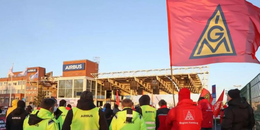 Laut IG Metall haben sich mehr als 14.000 Beschäftigte an den Warnstreiks an sechs deutschen Standorten von Airbus beteiligt. Foto: Bodo Marks/dpa