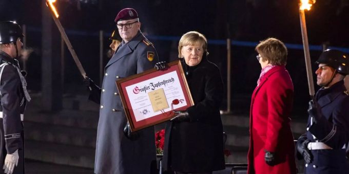 Bundeskanzlerin Angela Merkel (Mitte) beim «Grossen Zapfenstreich». Bundeskanzlerin Angela Merkel (Mitte) beim «Grossen Zapfenstreich».