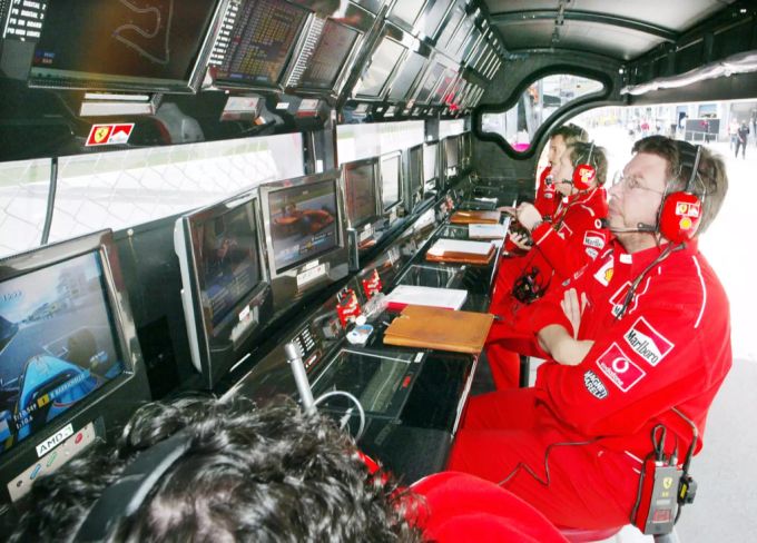 Ross Brawn am Kommandostand von Ferrari beim Österreich-GP der Formel 1 im Jahr 2002. Brawn Ferrari Formel 1