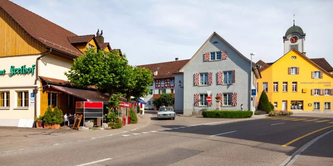 Das Restaurant Linde und die katholische Kirche in der Dorfmitte Embrachs. Das Restaurant Linde und die katholische Kirche in der Dorfmitte Embrachs.