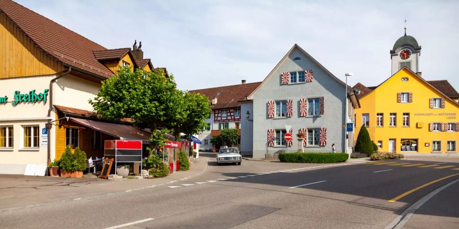 Das Restaurant Linde und die reformierte Kirche in der Dorfmitte Embrachs.