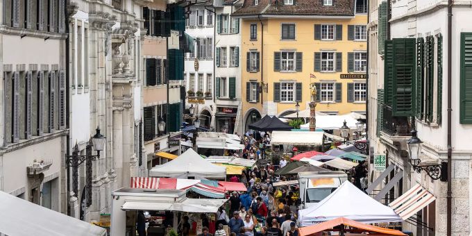 Blick in die Hauptgasse von Solothurn, wo reges Markttreiben herrscht. Blick in die Hauptgasse von Solothurn, wo reges Markttreiben herrscht.