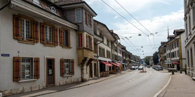 Die Hauptstrasse führt quer durch Nidau. Die Hauptstrasse führt quer durch Nidau.