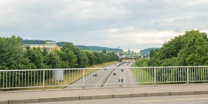 Autobahnbrücke vor Rickenbach bei Wil (SG). Autobahnbrücke vor Rickenbach bei Wil (SG).