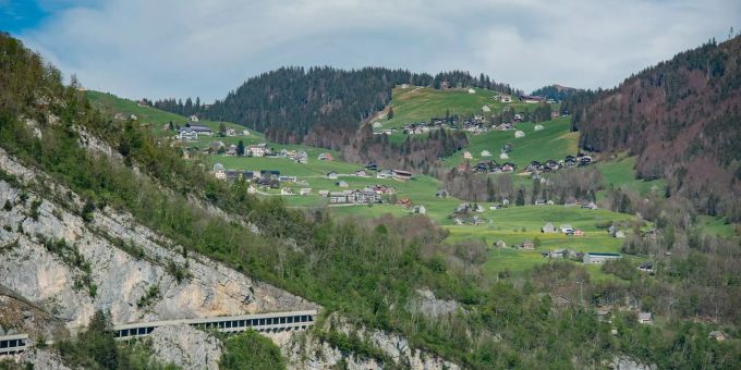 Blick auf die Gemeinde Amden im Kanton St. Gallen oberhalb des Walensees. Blick auf die Gemeinde Amden im Kanton St. Gallen oberhalb des Walensees.