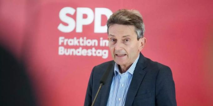 Rolf Mützenich, Vorsitzender der SPD-Bundestagsfraktion, gibt ein Pressestatement vor der Fraktionssitzung seiner Partei im Bundestag. Foto: Kay Nietfeld/dpa Rolf Mützenich, Vorsitzender der SPD-Bundestagsfraktion, gibt ein Pressestatement vor der Fraktionssitzung seiner Partei im Bundestag. Foto: Kay Nietfeld/dpa