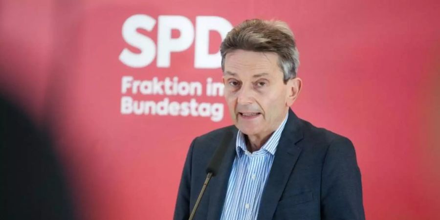 Rolf Mützenich, Vorsitzender der SPD-Bundestagsfraktion, gibt ein Pressestatement vor der Fraktionssitzung seiner Partei im Bundestag. Foto: Kay Nietfeld/dpa