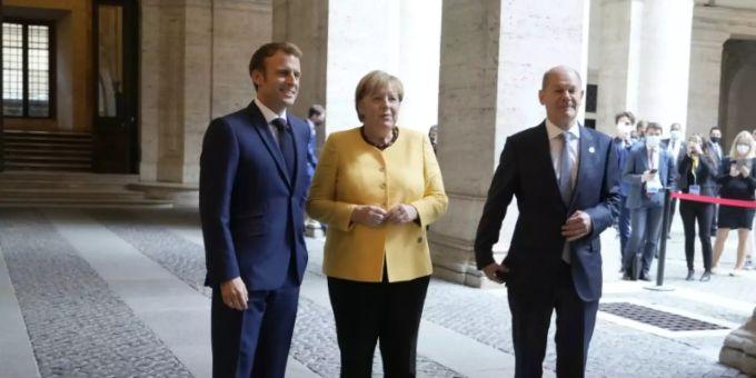 Macron mit Merkel und Scholz Macron mit Merkel und Scholz