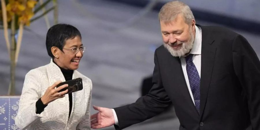 Maria Ressa und Dmitri Muratow während der Verleihung des Friedensnobelpreises im Rathaus von Oslo. Foto: Alexander Zemlianichenko/AP/dpa