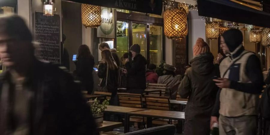 An der Eingangstüre eines asiatischen Restaurants in Berlin müssen Besucherinnen und Besucher ihren Impfnachweis zeigen. Foto: Paul Zinken/dpa