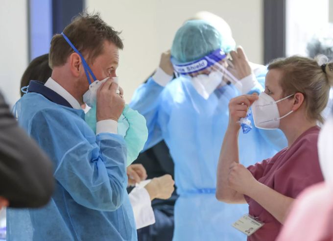 Sachsens Ministerpräsident Michael Kretschmer (links) besuchte am Mittwoch die Corona-Abteilung der Uniklinik in Leipzig. Coronavirus