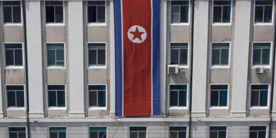 Nordkoreanische Flagge an Gebäude