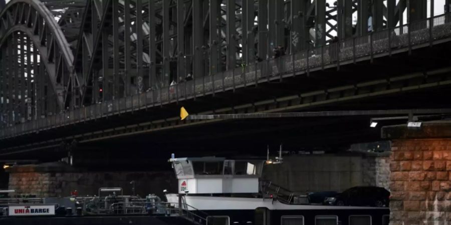 Transportschiff auf dem Rhein in Köln