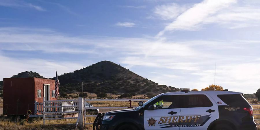 Ein Wagen des Sheriffs von Santa Fe County parkt auf der Strasse am Eingang der Bonanza Creek Ranch. (Archivbild)