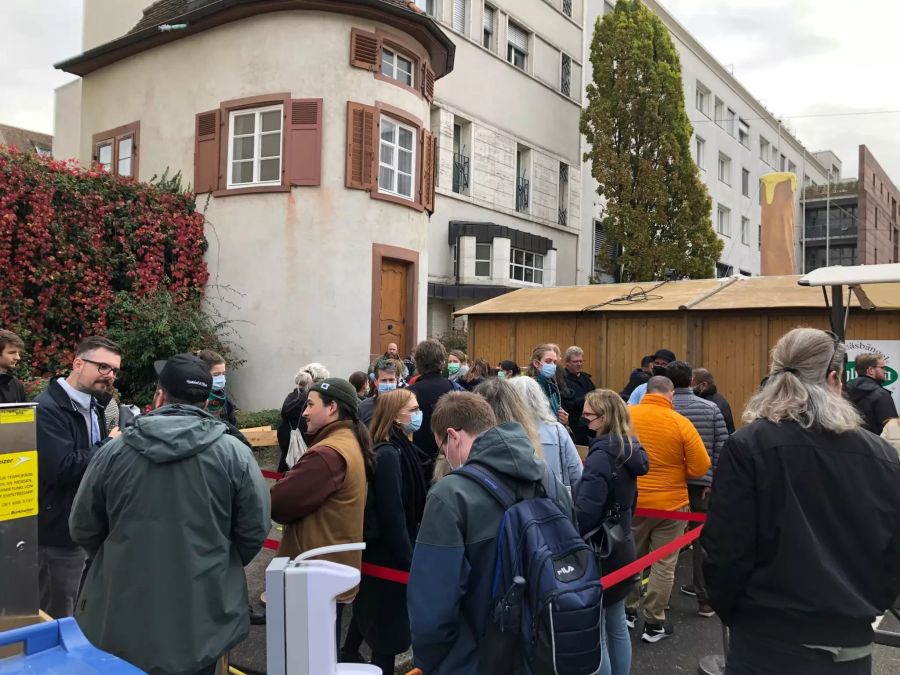 Wer einen berühmten «Chäsbengel» zum Mittagessen will, muss eine lange Schlange in Kauf nehmen.