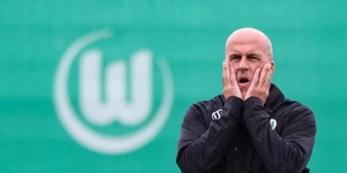 Leitet übergangsweise das Training beim VfL Wolfsburg: Michael Frontzeck. Foto: Swen Pförtner/dpa Leitet übergangsweise das Training beim VfL Wolfsburg: Michael Frontzeck. Foto: Swen Pförtner/dpa