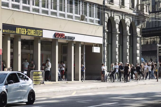 Trotz Preisanstieg bleibt die Nachfrage für den Test aufs Coronavirus gross. coronavirus bern