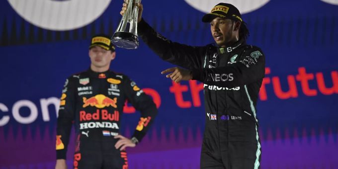 Lewis Hamilton (Mercedes) feiert seinen Sieg beim Saudi-Arabien-GP der Formel 1. Lewis Hamilton Max Verstappen