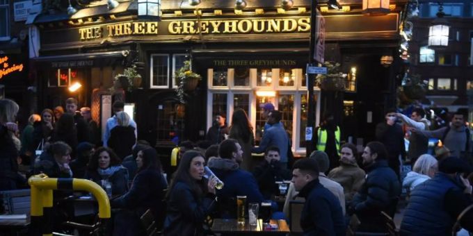 Der Londoner Pub «The Three Greyhounds» hat im nächsten Jahr vielleicht länger geöffnet. Foto: Kirsty O'Connor/PA Wire/dpa Der Londoner Pub «The Three Greyhounds» hat im nächsten Jahr vielleicht länger geöffnet. Foto: Kirsty O'Connor/PA Wire/dpa