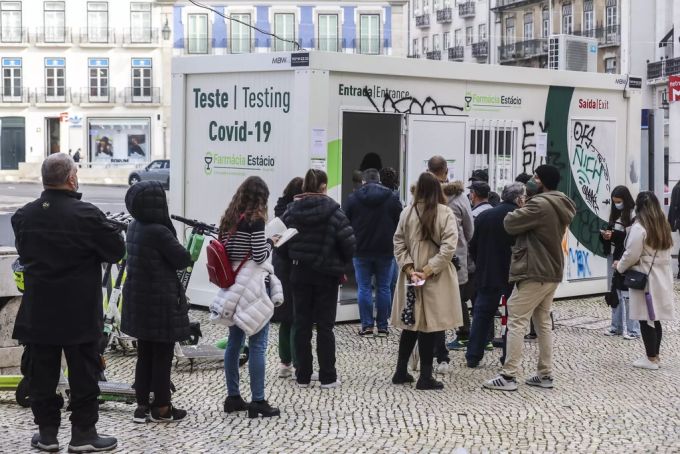 Menschen lassen sich in Portugal auf das Coronavirus testen. Omikron Coronavirus