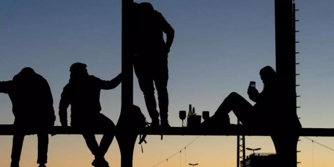 Menschen geniessen den Sonnenuntergang auf der Hackerbrücke in München. Foto: Sven Hoppe/dpa Menschen geniessen den Sonnenuntergang auf der Hackerbrücke in München. Foto: Sven Hoppe/dpa