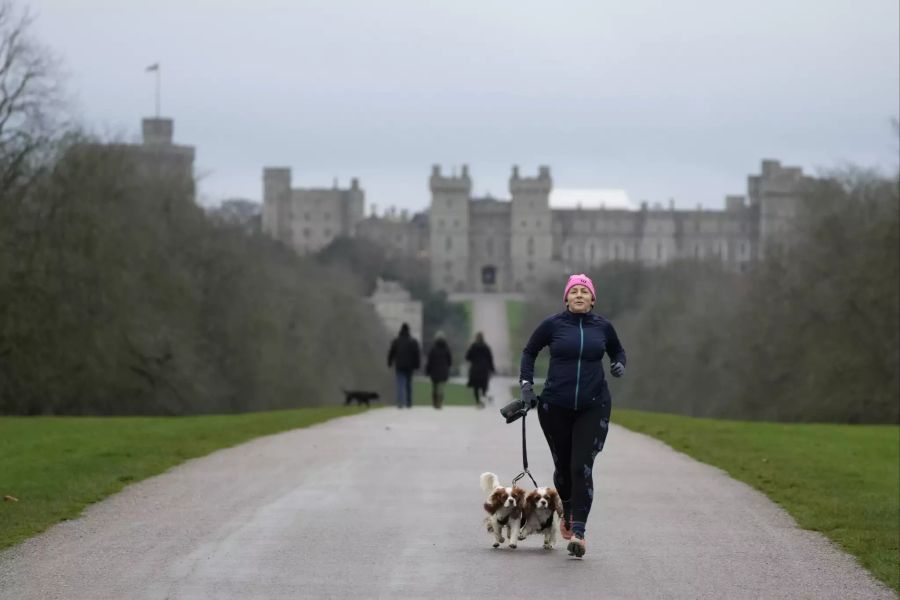 Eine Joggerin vor Schloss Windsor.