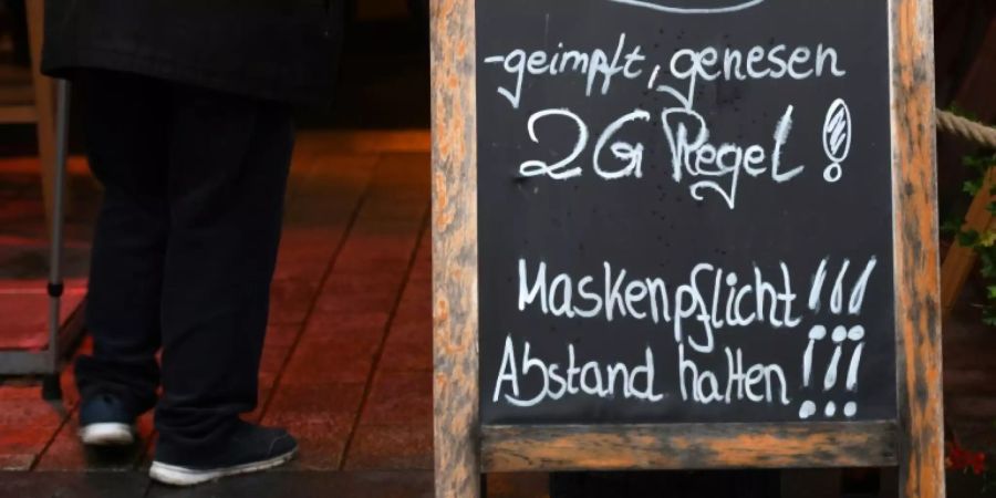 Tafel zur 2G-Regel in Dortmunder Restaurant