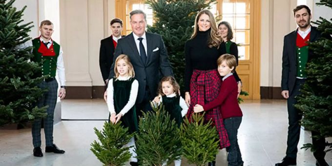 Prinzessin Madeleine von Schweden und ihre Familie empfangen die Weihnachtsbäume des Palastes. schweden