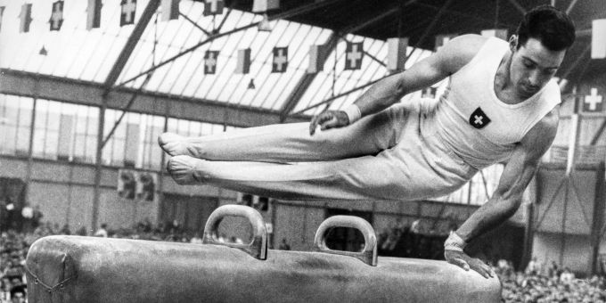 Ernst Fivian in Aktion am Pauschenpferd, aufgenommen am 28. Juni 1959 Luzern beim Kunstturner-Laender-Wettkampf Schweiz gegen Deutschland. Fivian wird Einzelsieger des Wettkampfs. (KEYSTONE/Str) ernst fivian