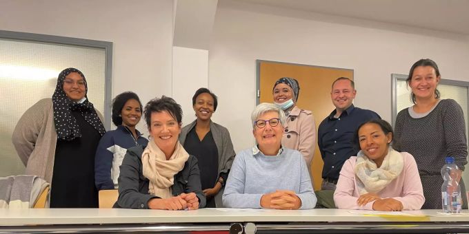 von links nach rechts, vorne: Vorstandsmitglied Jutta Ahlke (Stellenleiterin Fachstelle Familienplanung Schwangerschaft und Sexualität), Vorstandsmitglied Yvonne Blättler Göldi (Präsidentin Soroptimistinnen St. Gallen und Appenzell), Gründungsmitglied Selamawit Araya (Schlüsselperson Tigrinya und Amharisch); hinten: Gründungsmitglied Nihal Taha (Schlüsselperson Arabisch), Gründungsmitglied Nigisti Teklemariam (Schlüsselperson Tigrinya), Gründungsmitglied Bella Glinski (Projektinitiantin und Schlüsselperson Somali), Vorstandsmitglied Qatro Shire (Projektinitiantin), Co-Präsident Jakob Gähwiler (Geschäftsführer Stiftung Mintegra), Co-Präsidentin Chantale Beusch (Fachstelle Integration Rheintal)