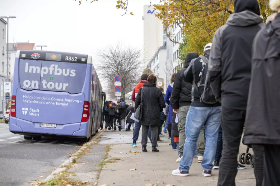 Der Impfbus hatte am Wochenende in Wien einiges zu tun – viele Österreicher wollten sich vor dem Beginn des Lockdowns für Ungeimpfte noch ihren ersten Piks holen.