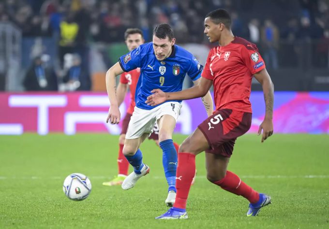 Manuel Akanji (r.) im Trikot der Schweizer Nati im Spiel gegen Italien. Schweizer Nati